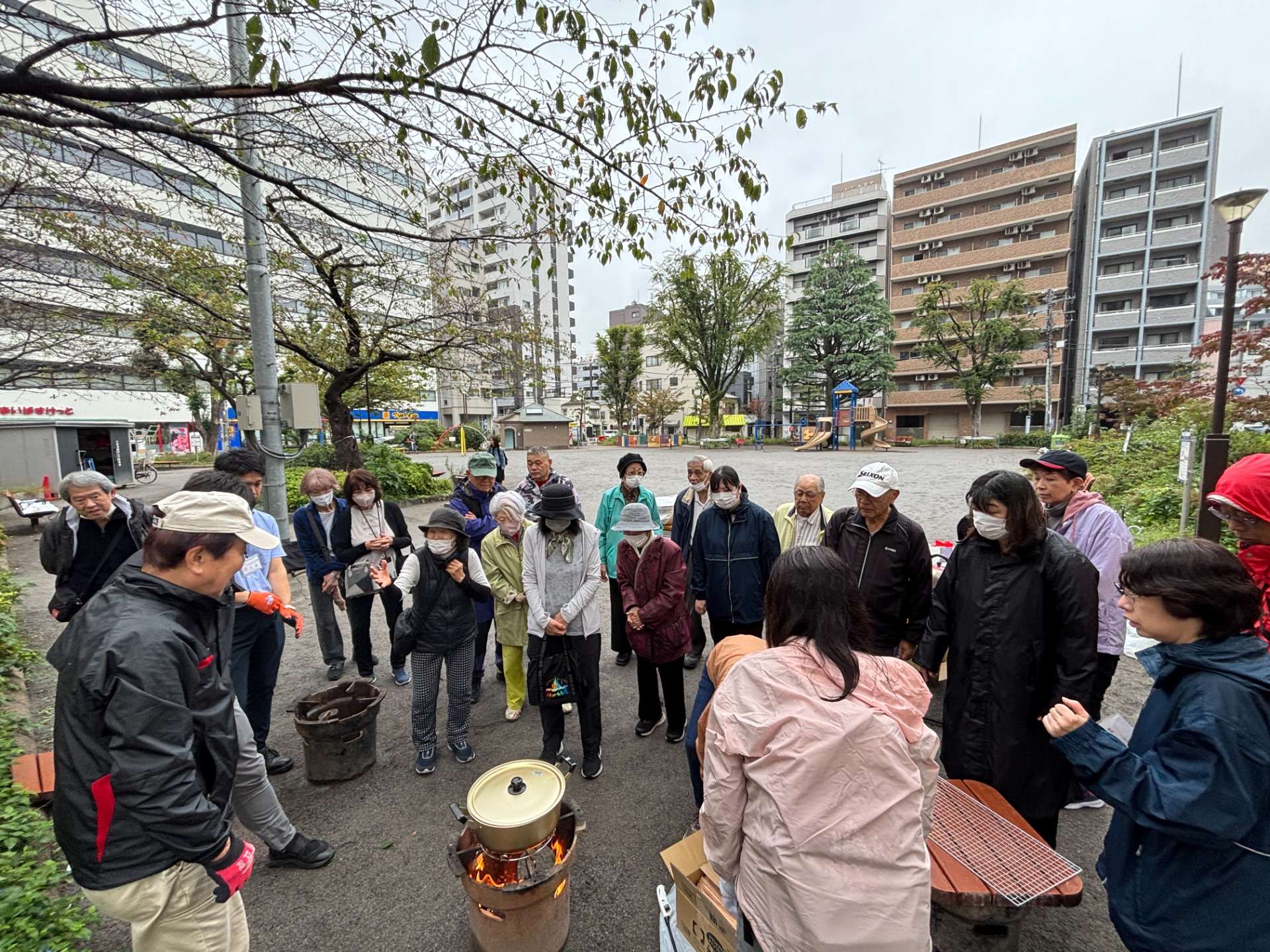 柳田公園のかまどベンチで白米を炊きました10/16【王子光照苑高齢者あんしんｾﾝﾀｰ】